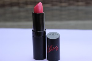 Bron: http://www.lenettehermsen.nl/beauty/review-rimmel-kate-moss-lipstick-en-scandaleyes-mascara-2/